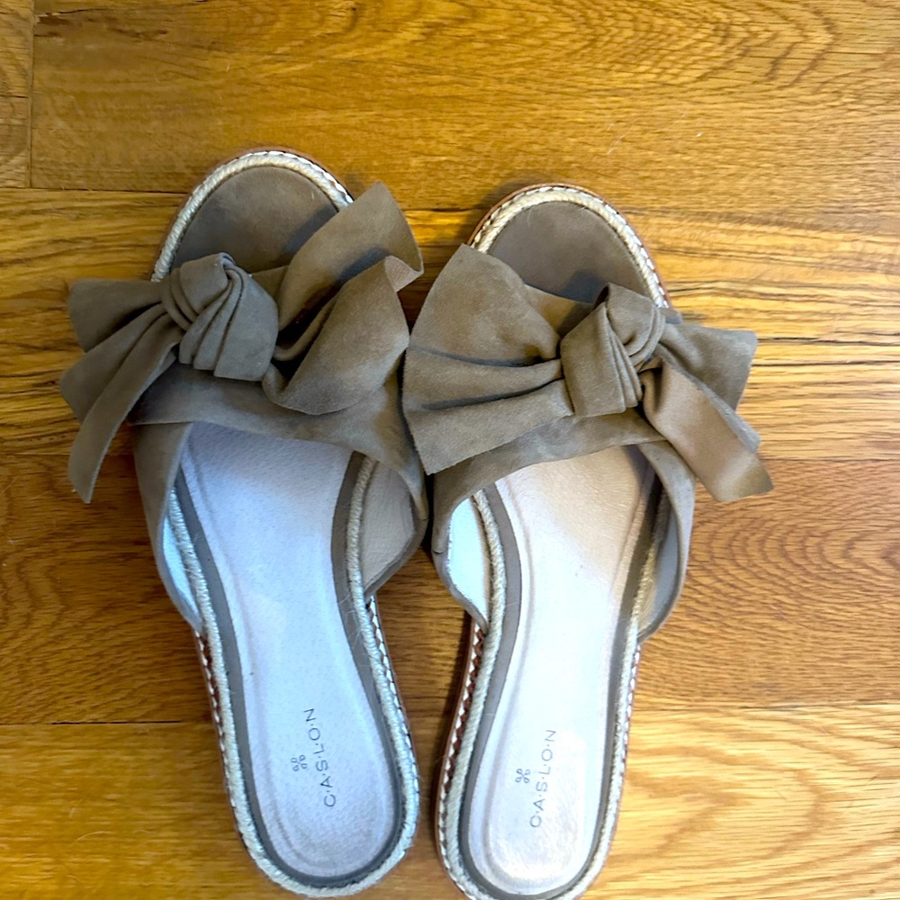 Tan suede bow detail, flat sandal. Size 10.